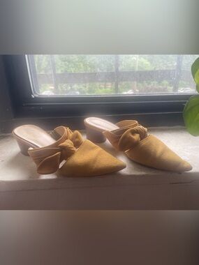 Nine West Mustard Knot-Detail Pointed Mules